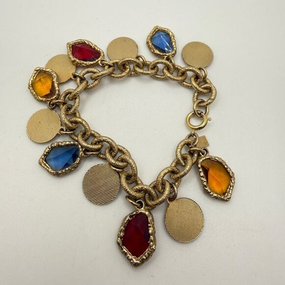 Vintage Emmons gold tone metal and glass "charm" bracelet! - Picture 4 of 14